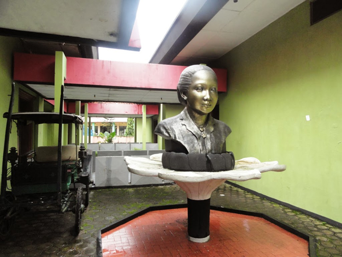 Patung RA. Kartini didepan pintu masuk museum, Jepara
