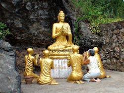 Bouddha dispense son enseignement au Mont Phousi