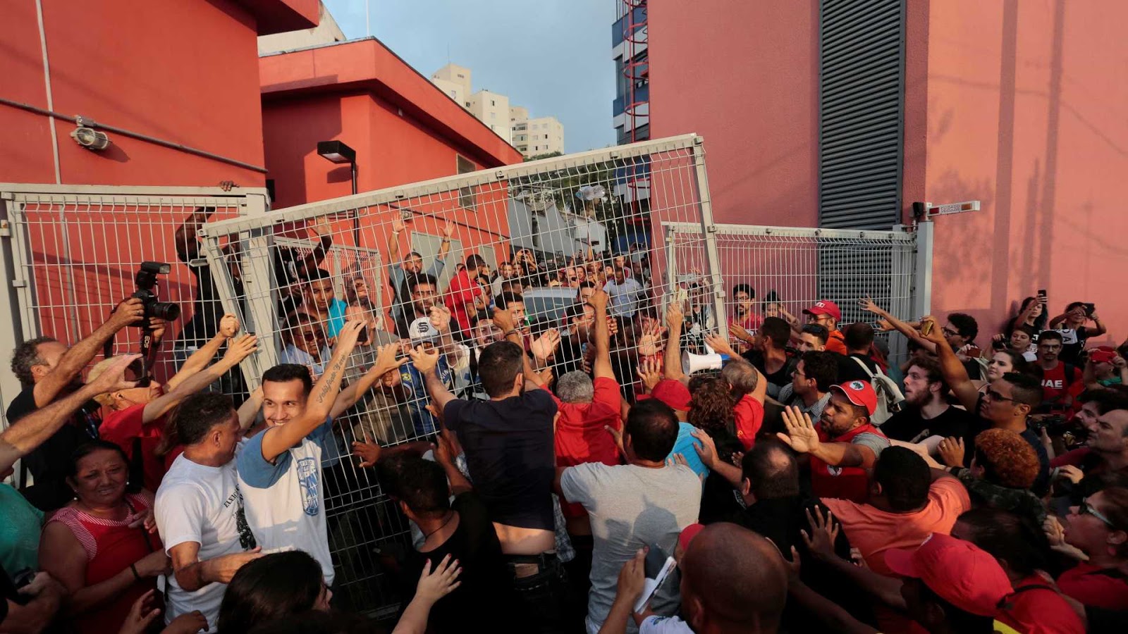 Apoiadores impedem Lula de deixar sindicato; Gleisi diz que PF deu meia hora