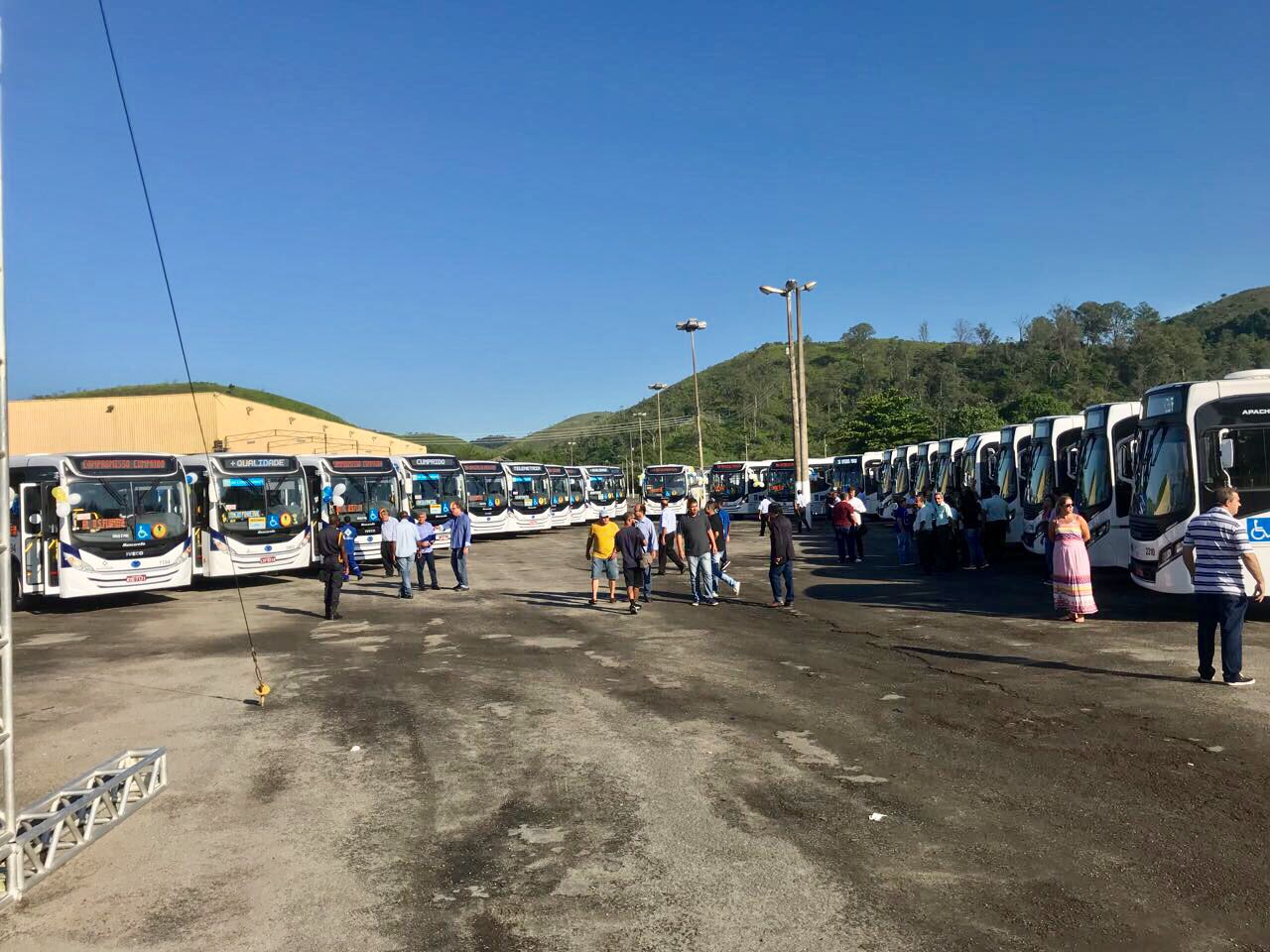 Rádio Acesa FM VR Novos ônibus são apresentados à população de Volta Redonda