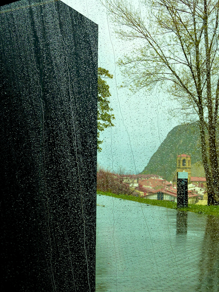 Vista de Getaria desde el interior del Museo Balenciaga