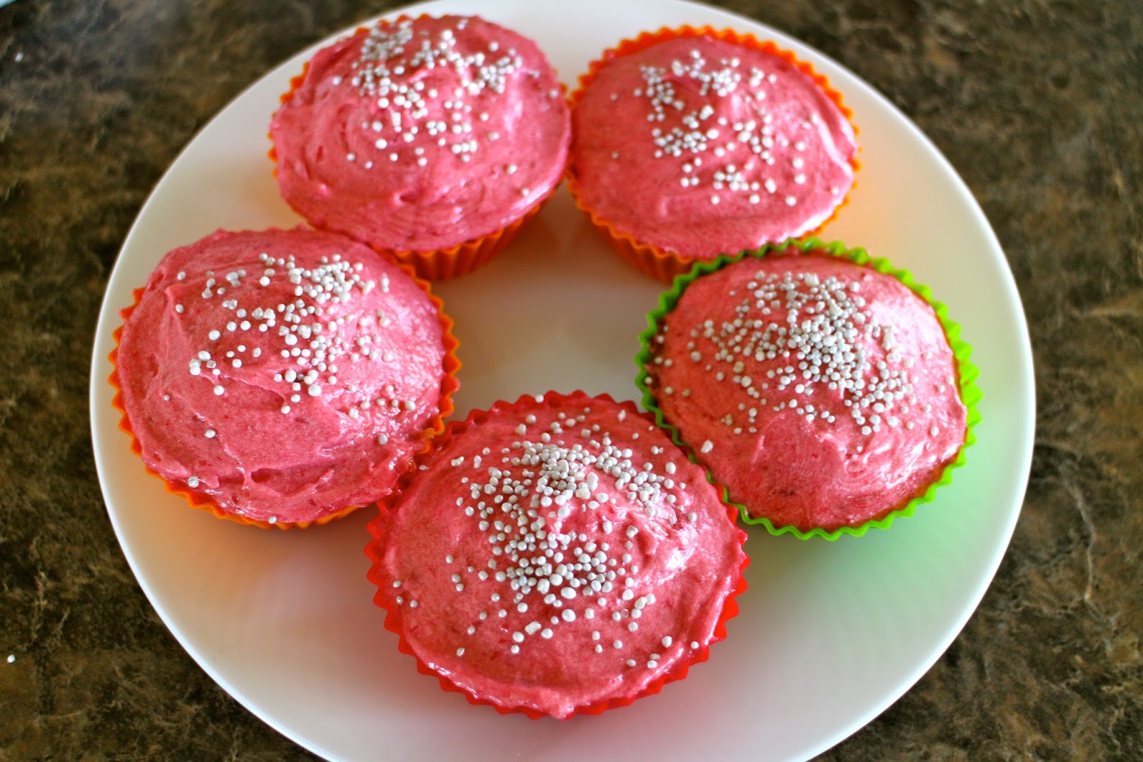 Colorful Fun Living: Kokos cupcakes med hindbær-lime frosting