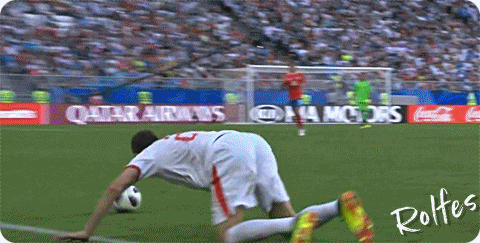 마티치와 공을 주지않는 코스타리카 스텝과의 신경전.gif | 인스티즈