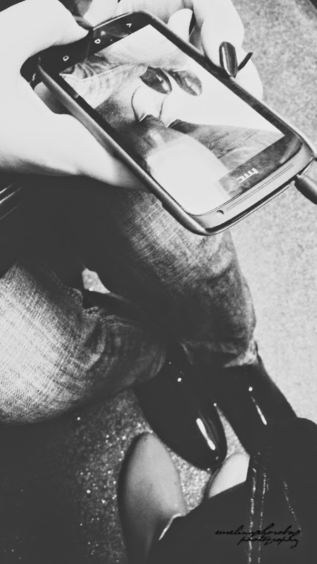 incepcja kalosze, kobiety, telefony, smartfon robi zdjęcie smartfonowi, black-white