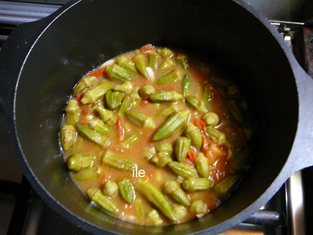 Okra o bamia con tomate y ajo - La cocina de ile