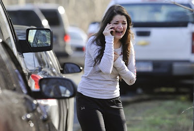 mujer llorando hablando por celular en matanza de colegio en ee.uu hoy