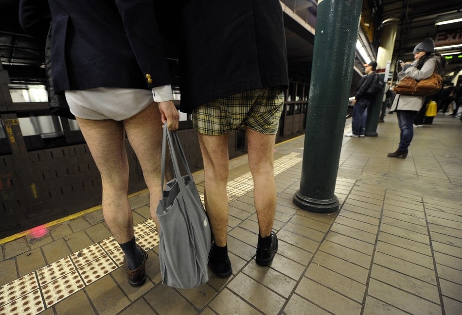 На улице без штанов. No Pants Subway Ride 2012. Солдаты без штанов. Нью Йорк метро без штанов. Мужское хозяйство без штанов.