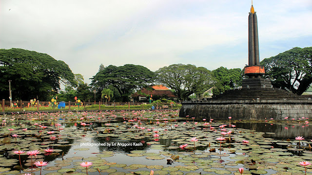 Monumen tugu di tengah-tengah Taman Tugu Balaikota Malang. Foto Monumen tugu di tengah-tengah Taman Tugu Balaikota Malang.