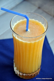 Πορτοκαλένιο smoothie με ανανά και μπανάνα