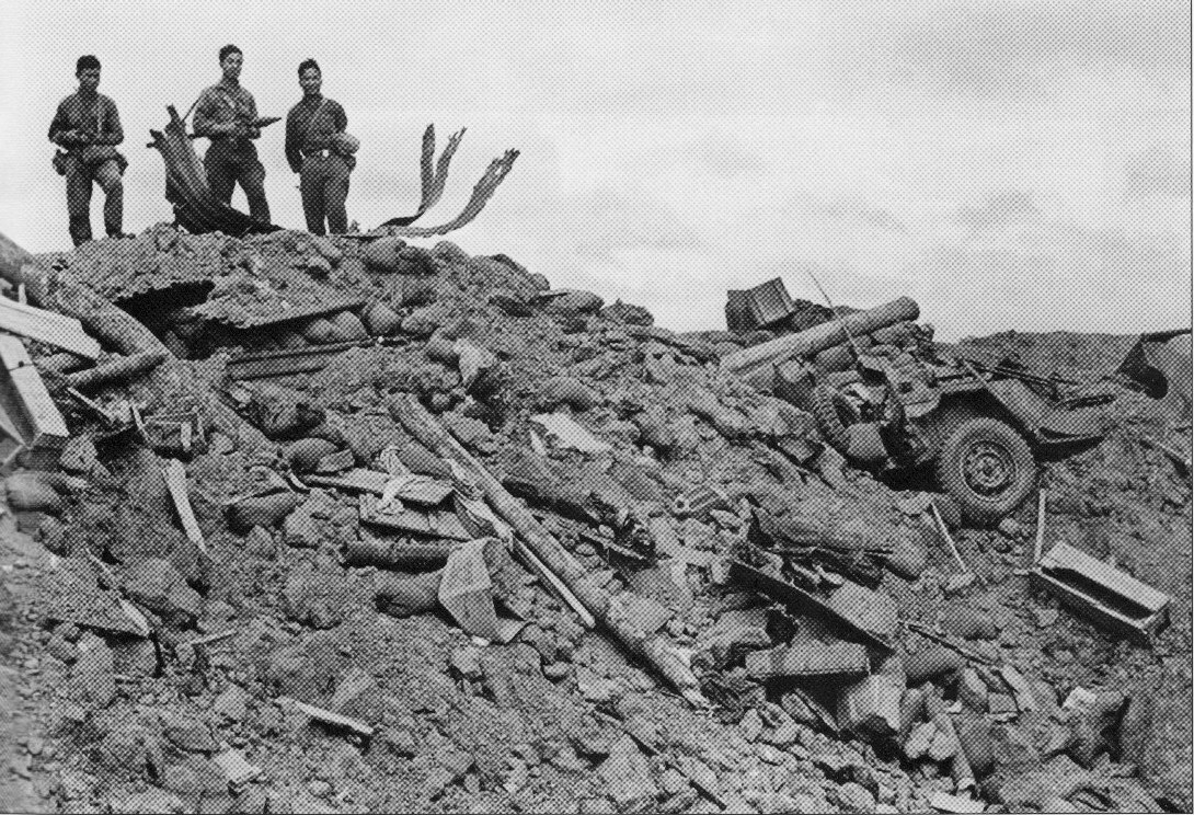 Hình ảnh trên đồi 31 sau khi Việt Cộng overrun