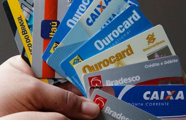 Mulher é presa após aplicar golpe de cartões que abusava da inocência Mulher é presa após aplicar golpe de cartões que abusava da inocência