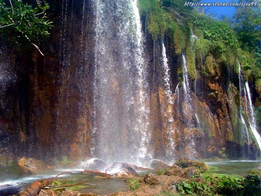 http://4.bp.blogspot.com/-aNrXAl7Kjt4/TviJHRMBCgI/AAAAAAAAAlI/6QDSvqYkwLc/s1600/paesaggi-waterfall-wallpaper.jpg