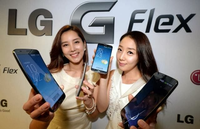 LG G Flex, Smartphone Yang Bisa Ditekuk Dan Memulihkan Diri gadis cantik pamer LG G Flex