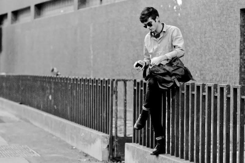 Selected Shirt chemise - Fashop black skinny jeans noir -Maison Martin Margiela Brogues derby artisalnal - urbanears headphones casque - GIVENCHY postbag messenger bag sac - blog mode homme - mensfashion Rayban lunettes sunnies