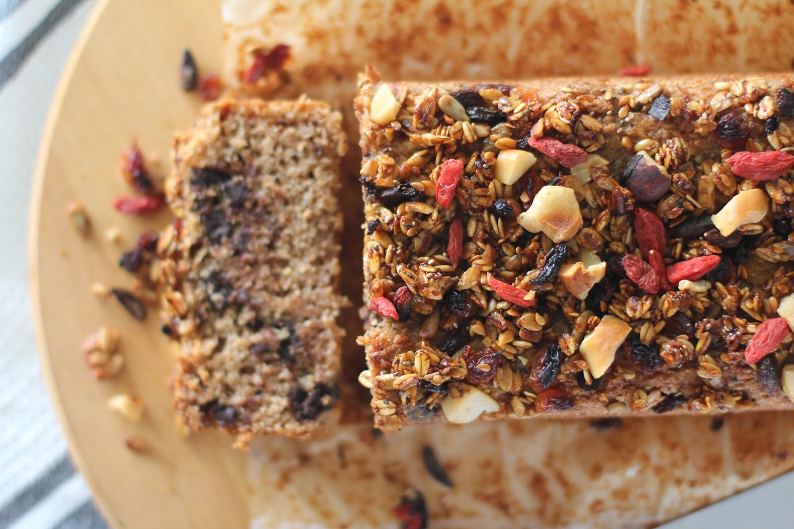 Bolo integral de banana com granola