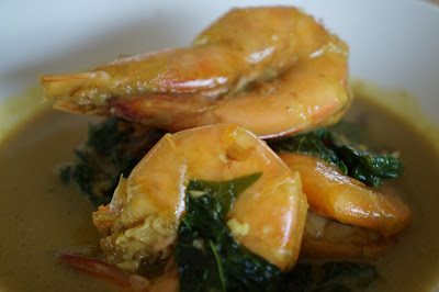 Udang kari juara dengan daun buas-buas Udang kari juara dengan daun buas-buas