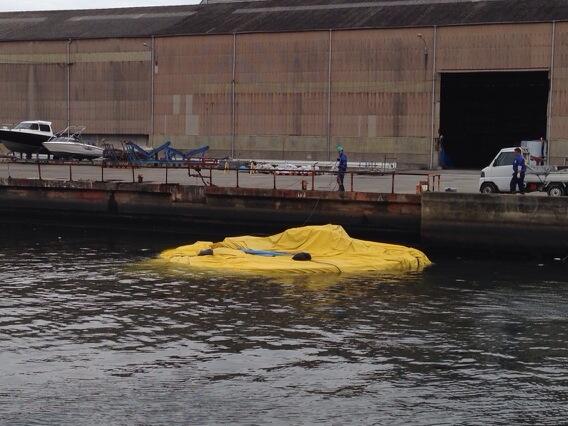 巨大な黄色いアヒルが旅をする。ラバーダックプロジェクト【a】水都大阪2013　しぼんだり破れたりするハプンングも多い？
