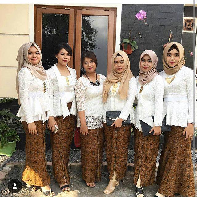 model kebaya brokat kutubaru putih rok batik model kebaya brokat kutubaru putih rok batik