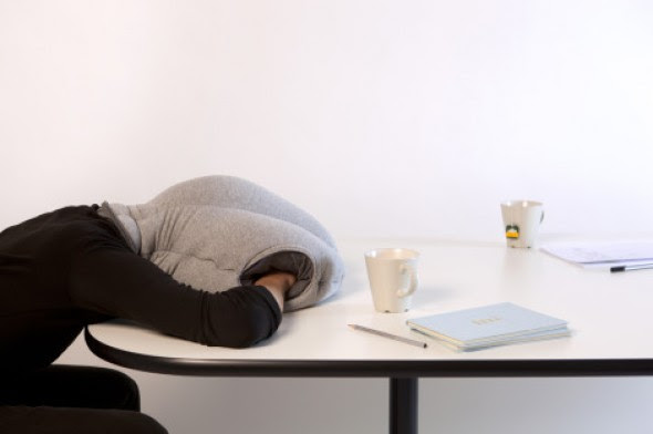 Photo : はぁ、今日も残業か…ちょっと寝たい…という方、オフィスのデスクで寝るのに最適なアタマを突っ込むだけのこんな寝袋 ? ! はいかがですか ? !