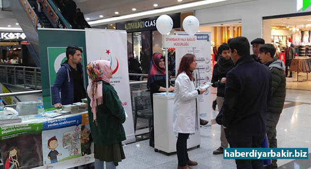 Sigara kullanımı ilkokullara kadar düştü DİYARBAKIR-Yeşilay Cemiyeti Diyarbakır Şubesi ile İl Halk Sağlığı Müdürlüğü tarafından "9 Şubat Dünya Sigarayı Bırakma Günü" dolayısıyla bir alışveriş merkezinde stant açıldı.
