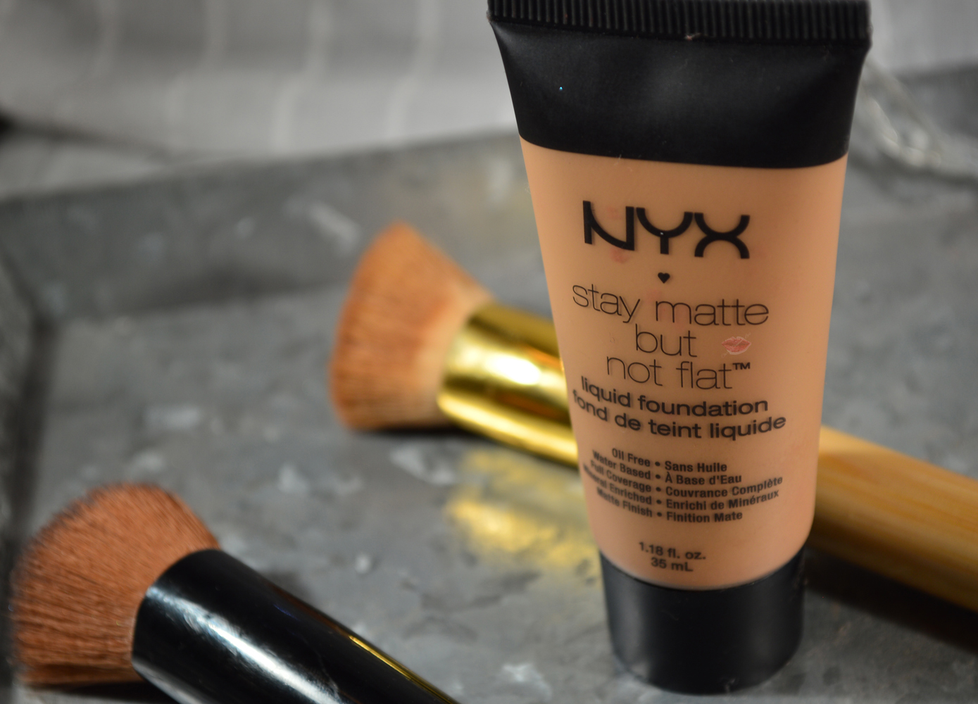 Review: Stay Matte but Not Flat Liquid Foundation di Nyx - Cherry Diamond Lips tres jolie nyx