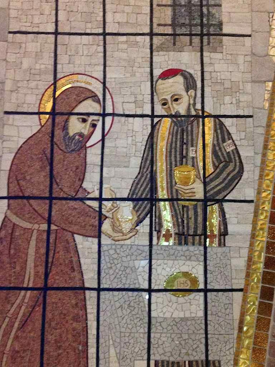 Bilocação do Padre Pio: mosaico na cripta do Santuário, San Giovanni Rotondo.