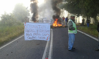 Vecinos cortaron la Ruta S-443, en la comuna de Freire, en la Región de La Araucanía, cortaron con barricadas la Ruta S-443, que une los sectores de Huichahue y Quepe, para manifestarse por el mal diseño de la carretera.