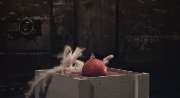 真空環境中落下的羽毛和保齡球誰先著地？feather and bowling who falling first？