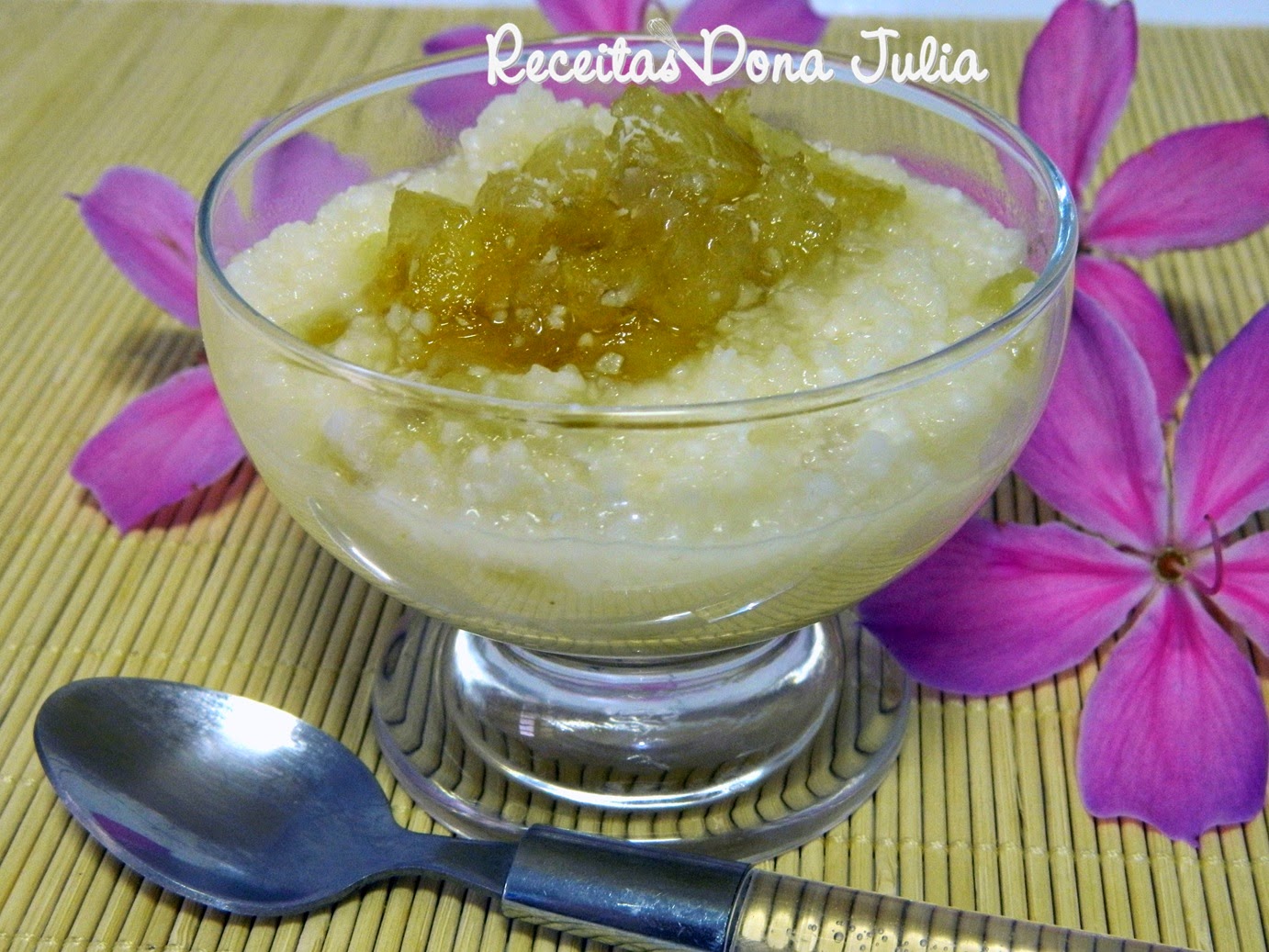 Taça de tapioca com abacaxi e coco