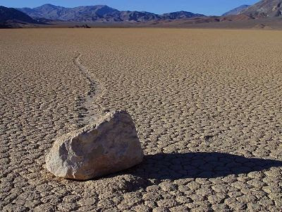 Batu bergerak death valley - 5 Fenomena Alam Unik dan Misterius di Dunia Batu bergerak death valley - 5 Fenomena Alam Unik dan Misterius di Dunia
