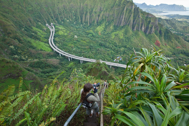 นักท่องเที่ยวยืนถ่ายรูป บันไดทางเดินบนยอดเขา Kaneohe, Hawaii Stairs