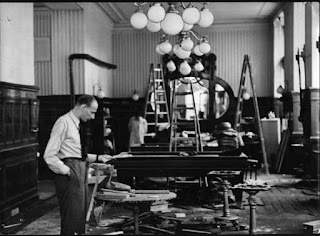 Sindelar fotografato durante i lavori nella sua nuova kaffeehaus. Le polemiche sulla sua acquisizione-esproprio dall'ebreo Leopold Simon Drill, non si sono ancora placate. Il giornalista Peter Menasse, direttore di "Nu", mensile di cultura ebraica, negli anni duemila ha riportato l'episodio alle cronache sulle pagine della rivista viennese. Sindelar fotografato durante i lavori nella sua nuova kaffeehaus. Le polemiche sulla sua acquisizione-esproprio dall'ebreo Leopold Simon Drill, non si sono ancora placate. Il giornalista Peter Menasse, direttore di "Nu", mensile di cultura ebraica, negli anni duemila ha riportato l'episodio alle cronache sulle pagine della rivista viennese.