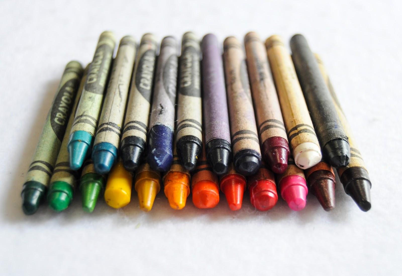 Crayola 24 Count Gold Medal School Crayons What's Inside the Box