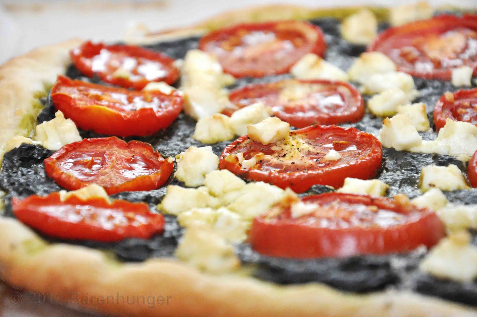Bärlauch Pizza mit Tomaten und Schafkäse | Bärenhunger