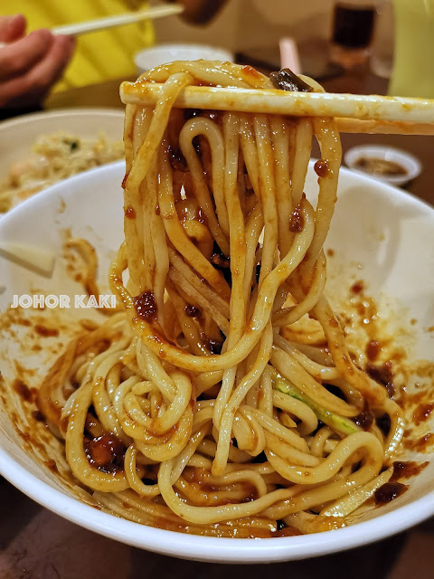 Singapore-Chinatown-Noodle-Man
