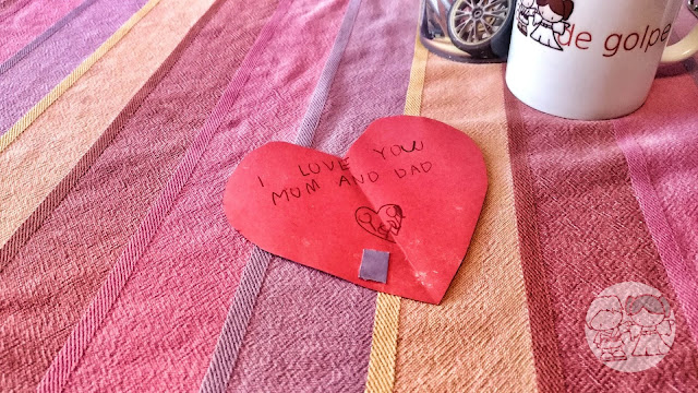 Regalo del Día del Padre: Corazón rojo de cartulina con la frase "I LOVE YOU MUM AND DAD", hecho por mi niña.