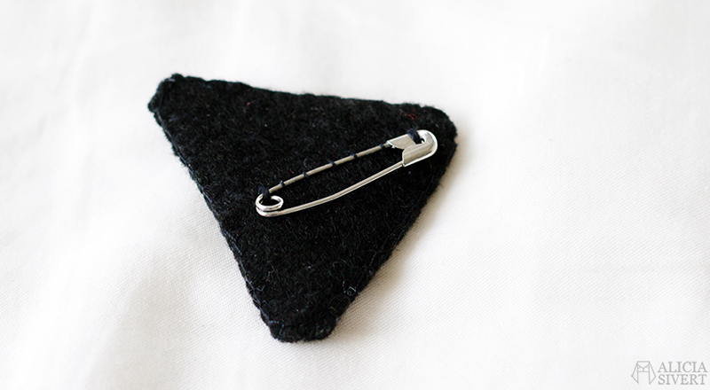 Triangular embroidered brooch by Alicia Sivertsson. aliciasivert broderi embroidery triangel brosch monthly makers geometri plattsöm franska knutar klyvsöm brodera skapa textilkonst textil konst skapande kreativitet textile art create make triangle geometri