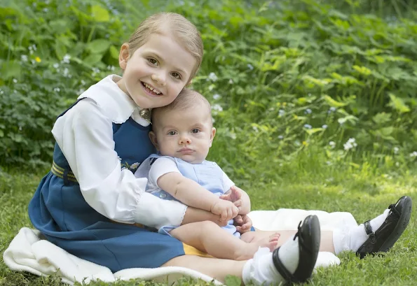 New photos of Crown Princess Victoria and Princess Estelle with Prince Oscar Carl Olof of Sweden were published.