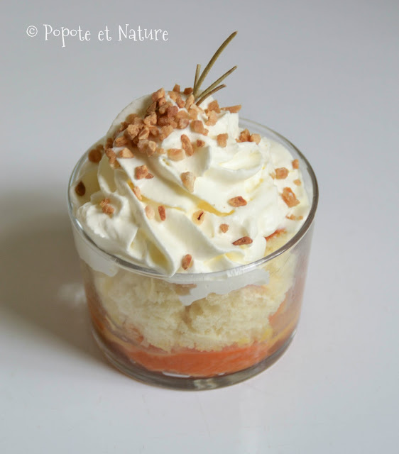 Verrines aux abricots poêlés au miel et au romarin, brioche maison et chantilly © Popote et Nature Verrines aux abricots poêlés au miel et au romarin, brioche maison et chantilly