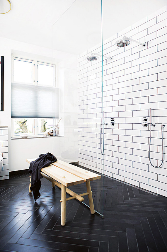 Black and white bathrooms | Double shower and herringbone tile floor. Photo by Tia Borgsmidt via Homelife.
