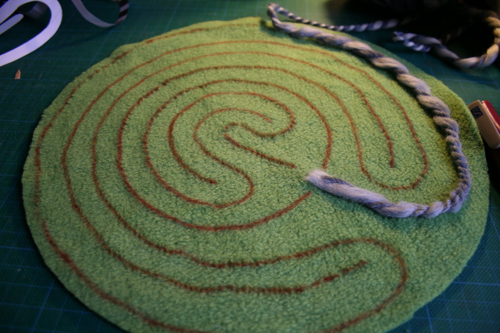 featherglen-tutorial-making-a-finger-labyrinth
