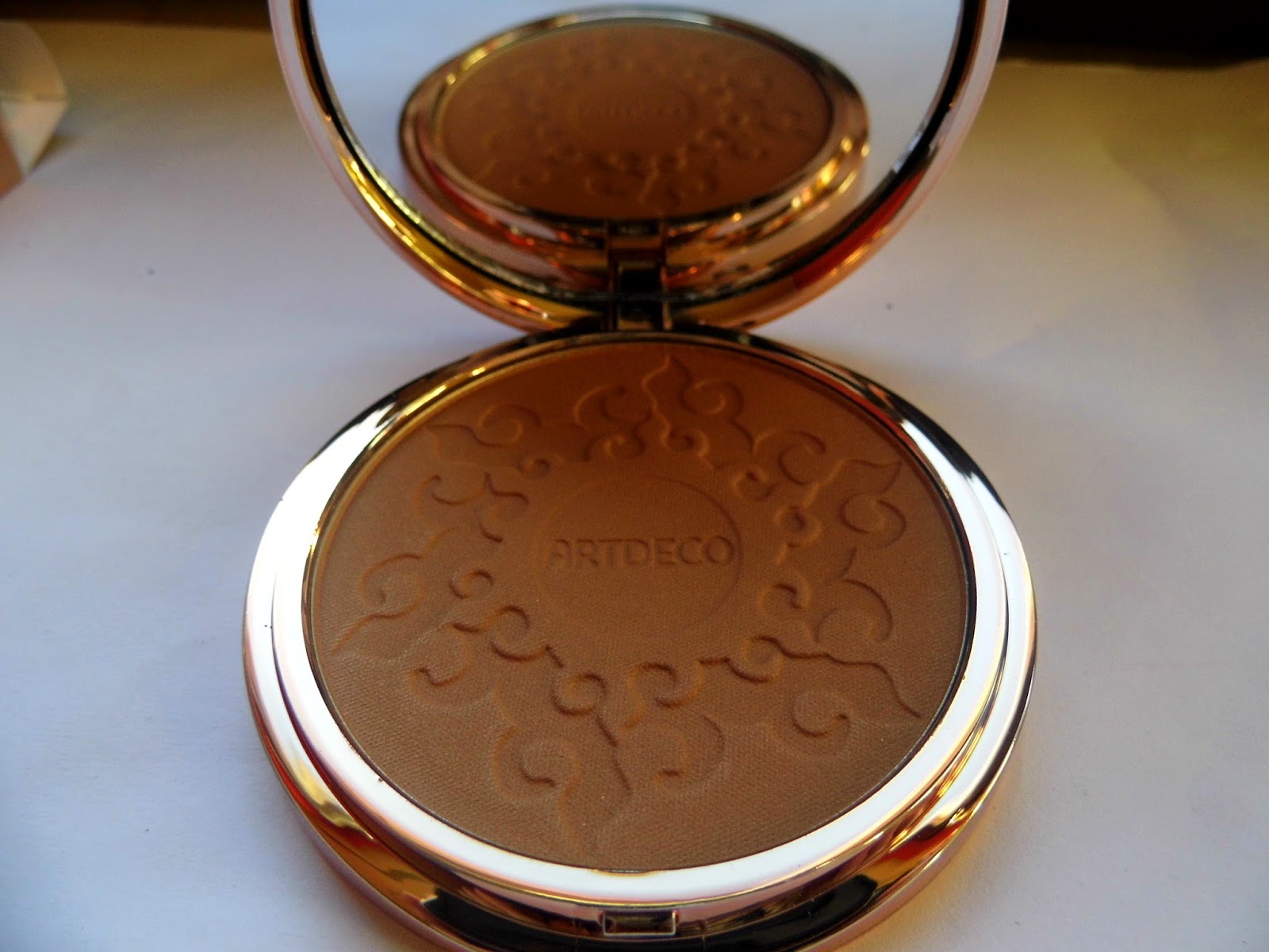 artdeco-bronzing-compact-powder-swatch-here-comes-the-sun-summer-2015-collection-picture
