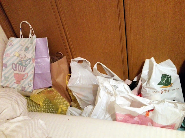 ¿¿Lograremos meter todo esto en las maletas?? Bolsas llenas con nuestras compras en Tokyo