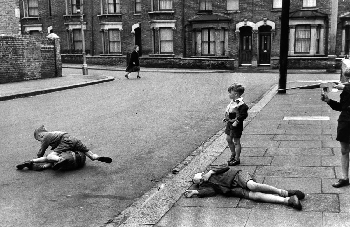 37 Fascinating Vintage Photographs That Capture Kids Finding Fun on the
