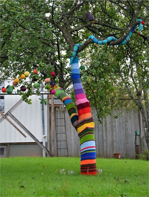 Creative Yarn Bombed Trees [5 pics]