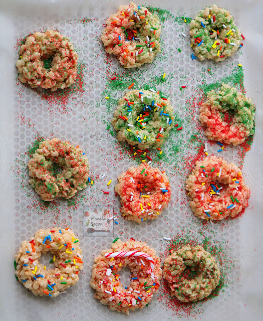 Have fun with your kids this Christmas by making these quick, easy and delicious NO BAKE Christmas Rice Krispie Wreaths. Decorate these festive wreaths with sprinkles, candy canes, fruits, etc....the possibilities are endless! | manilaspoon.com