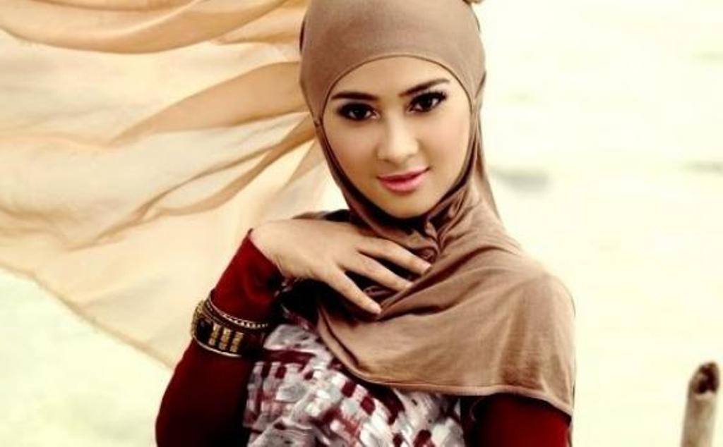 Tips Menggunakan Make Up Bagi Kalian yang Berhijab Tips Menggunakan Make Up Bagi Kalian yang Berhijab