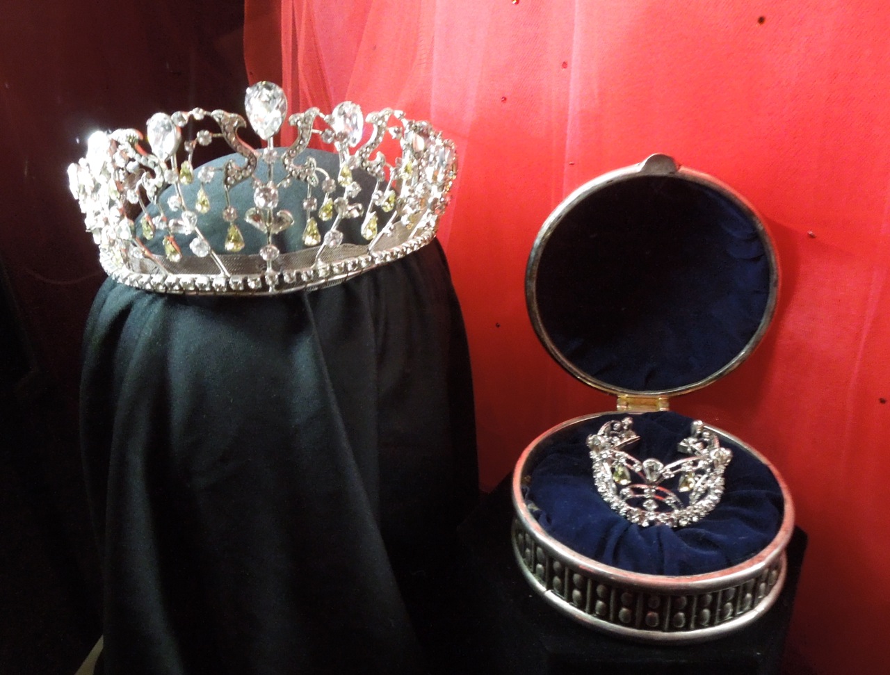 Hollywood Movie Costumes and Props: Crowns and gowns from Disney's The 