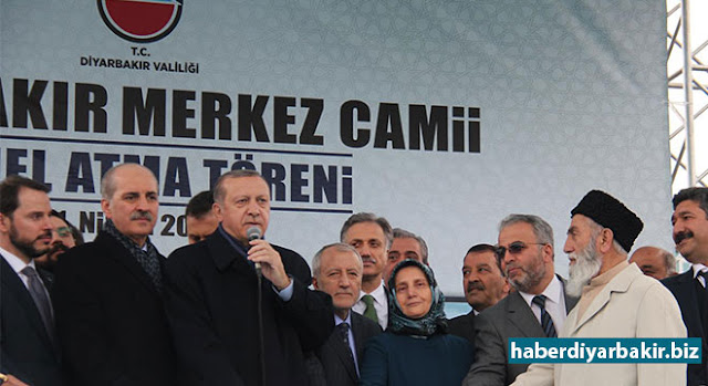Cumhurbaşkanı Erdoğan Diyarbakır Merkez Camii'nin temel atma törenine katıldı DİYARBAKIR-Diyarbakır Merkez Camii'nin temel atma törenininde konuşan Cumhurbaşkanı Recep Tayyip Erdoğan, " Biz minarelerle yaşadık, ezanlarla büyüdük. Camiler inşallah Müslümansız olmasın istedik. Şimdi de bu eserle bu niyetlerimizi teyit ediyor." dedi.