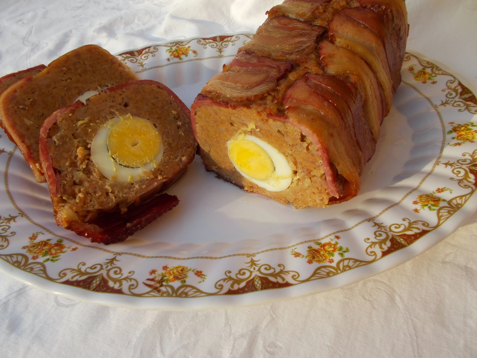 Chec de carne in bacon cu oua